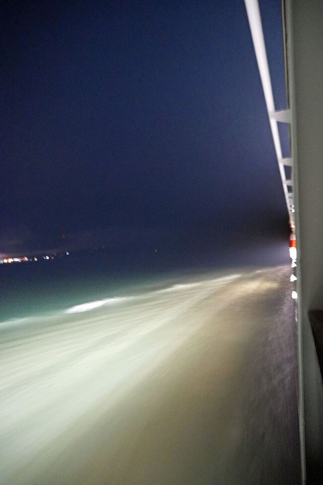 クルーズ4日目も夜明け前に目が覚め、バルコニーに出てみると不思議な光景が見えました。疾走するコーラル・プリンセスは真っ白な海面の上を進んでいます。