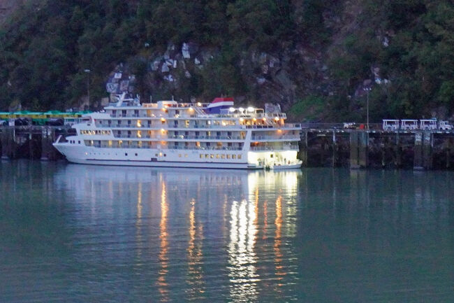 我々の乗船しているコーラル・プリンセスは小さな入り江の中で180度旋回を始めました。