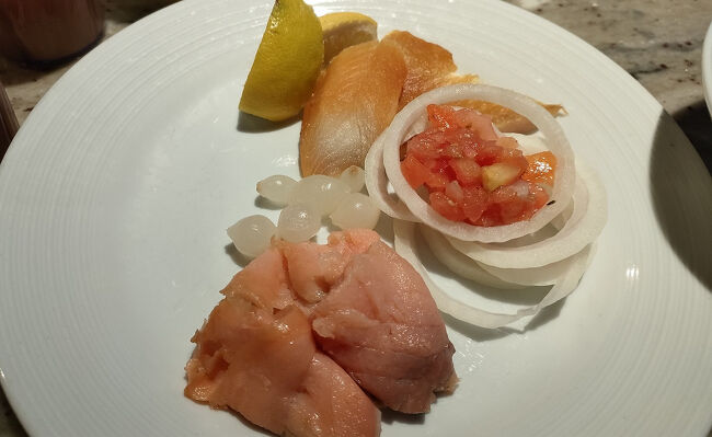 毎日飽きもせずにせずにスモークサーモンとサバの燻製をいただきます。