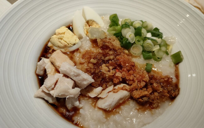 そして中華風の白粥に具材を乗せて醤油で味を調えます。これもほぼ毎日の定番になりました。