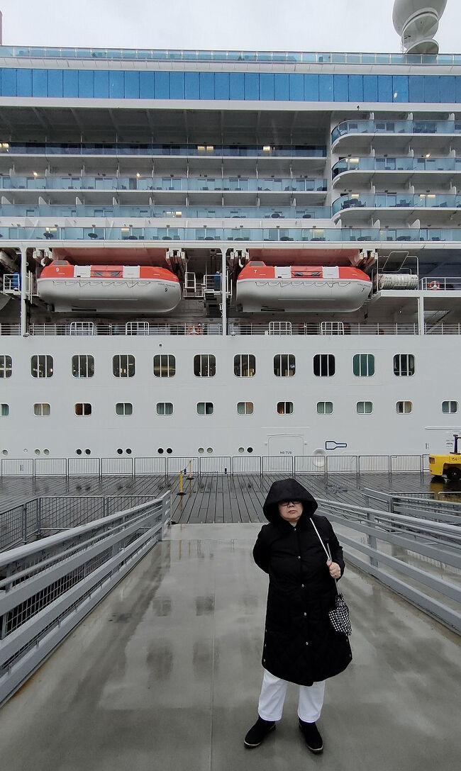 この日も船会社のエクスカーション「SKY-250ホワイトパスレール、サミット、ゴールドパンニング、バーベキューランチ」を申し込んでいました。279.95 ドルという値段なので、約42,000円のツアーです。