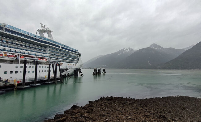 小雨の中でツアーバスが到着するのを待ちます。