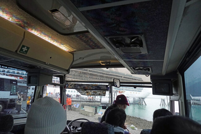 ところがその小さなおばあさんはそのまま運転席に座り、両手を広げてハンドルを手慣れた感じで操っています。