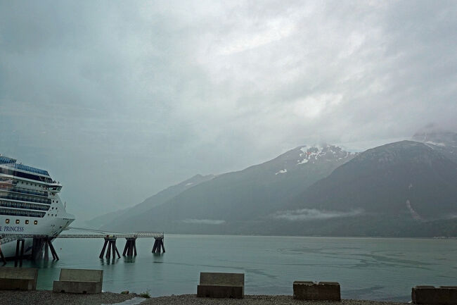バスはほぼ満席でどちら側の席が良いのか分かりませんでしたが、とりあえず右側の席に座りました。この時はどうせ近くの鉄道駅まで行くだけだと思っていました。