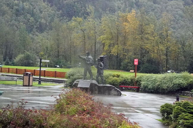 ホワイトパス駅近くの公園の中央にあるこの像は、この地域で金を発見してから100周年を祝うために1997年に建立されたものです。クロンダイク・ゴールドラッシュにおけるアラスカ先住民のトリンギット族ガイドの役割を記念するものです。