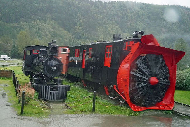 その横には小型の蒸気機関車52号（Locomotive 52）も展示されています。