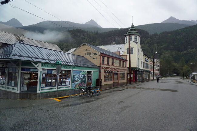 ところがバスはそのまま町のメインストリートを走り抜けていきます。あっけに取られていても仕方ないので街並みの写真を撮り続けます。