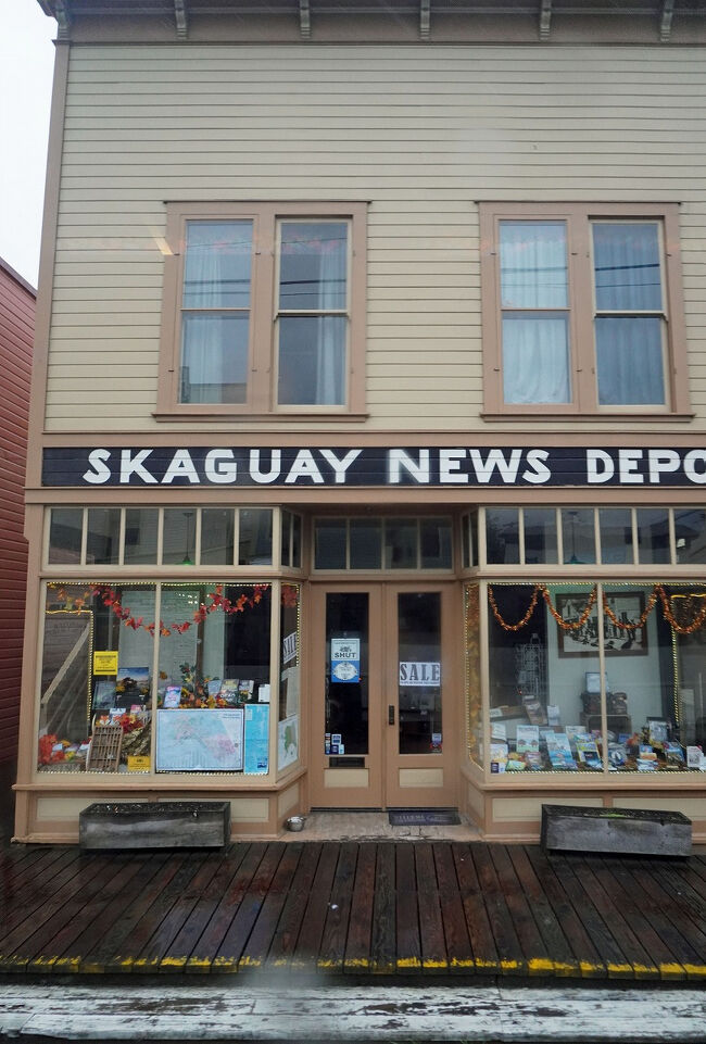 現在の「スキャグウェイ/Skagway」の町がある地域には前史時代からトリンギット族が住んでいました。彼らは地域の水域と森で漁労と狩猟を行い、海岸部や内陸部にすむ人々との交易で繁栄していました。
