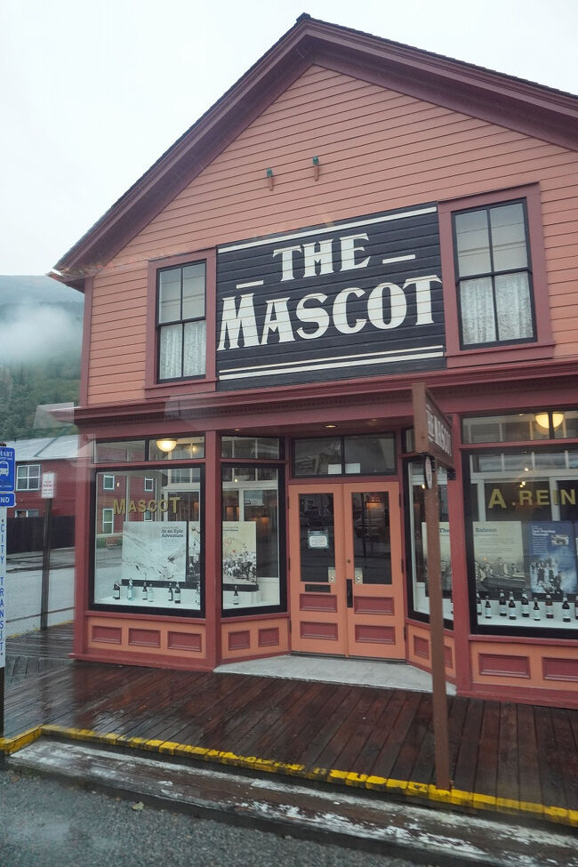 初期の著名な人物の1人がウィリアム・"ビリー"・ムーアであり、元は蒸気船の船長でした。ムーアは1887年国境調査遠征隊の一員として海岸山脈を越える峠の調査を初めて行ったことが記録され、その峠は後にホワイトパスと呼ばれるようになりました。