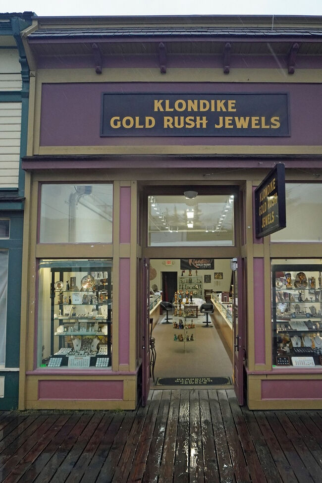 調査の中でムーアは現在はカナダのユーコン準州との国境にあるクロンダイク地域に金が眠っていると確信します。南アメリカ、メキシコ、カリフォルニア州およびブリティッシュコロンビア州にある類似した山岳地帯で金が発見されていたからです。