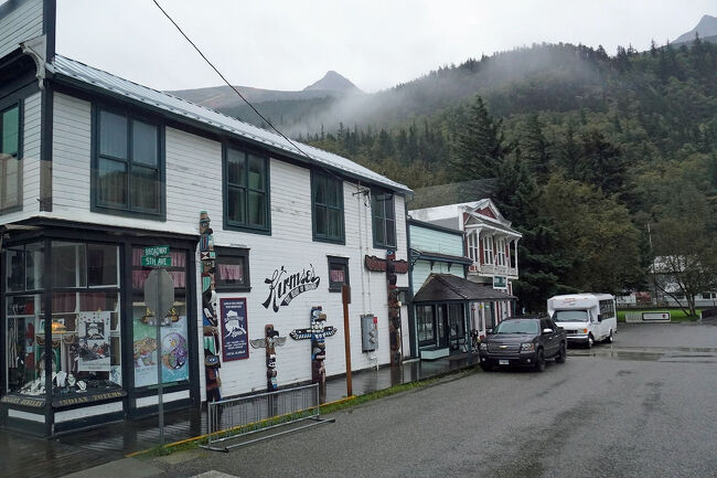 1887年にムーアとその息子のベンがスキャグウェイ川河口に160エーカー (640,000 m2) の土地を登録しました。彼らはこの土地が金鉱原に直接繋がる道を提供してくれると考えて、この地に入植することにしました。さらに将来に金の探鉱者が通過することを予測して、丸太小屋や製材所や桟橋を建設していきます。