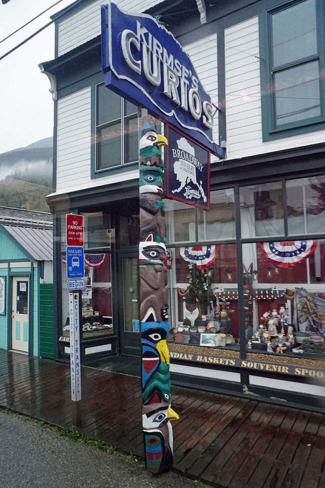 当時のアラスカ・パンハンドル地域のカナダとアメリカ合衆国の国境は曖昧にしか定義されておらず、1867年にアメリカ合衆国がロシア帝国からアラスカを買収したときの領有権主張範囲とイギリスが主張する海岸部の領有権主張範囲には重複する部分がありました。