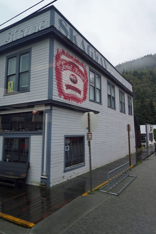 その曖昧さはクロンダイク・ゴールドラッシュが状況を一変させました。1896年にカナダのユーコン準州にあるクロンダイクで金が発見され、1897年に蒸気船クィーン号がムーアの桟橋に横付けし、金探鉱者を降ろした最初の船になりました。