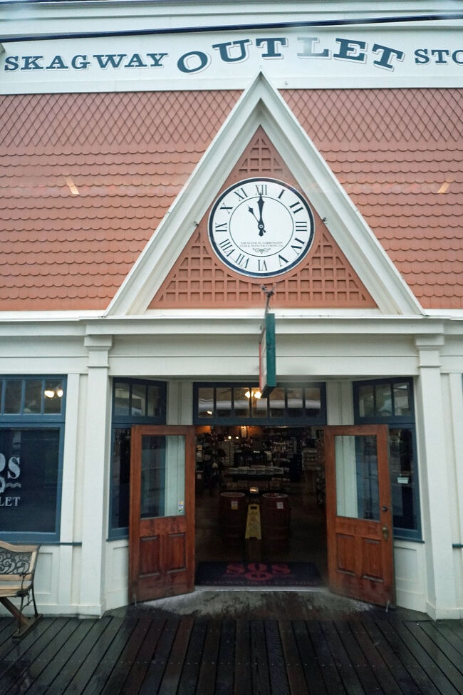 この地域の人口は急速に膨れ上がって3万人に達し、その大半がアメリカ人探鉱者でした。金鉱原への道が困難であることを知った者たちは町に留まって、坑夫に商品やサービスを賄う道を選んだようです。