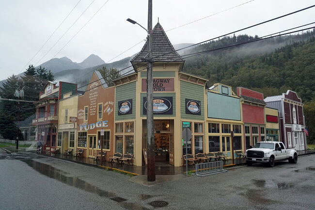 スキャグウェイの町のぬかるんだ通りには数週間のうちに店舗や酒場や事務所が並び、1898年春の人口は8,000人と推計されており、毎週約1,000人の坑夫がこの町を通り過ぎました。スキャグウェイはアラスカで最大の都市になっていきます。