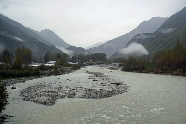 白濁した川の対岸には「ゴールドラッシュ墓地/Gold Rush Cemetery」があります。ここはスキャグウェイで最も古い墓地であり、地元の大物ジェファーソン「ソーピー」スミスや初期の観光推進者マーティン・イッジェンと彼の「世界最大の金塊」など、多くの有名なゴールドラッシュに関わる人物がここに埋葬されています。