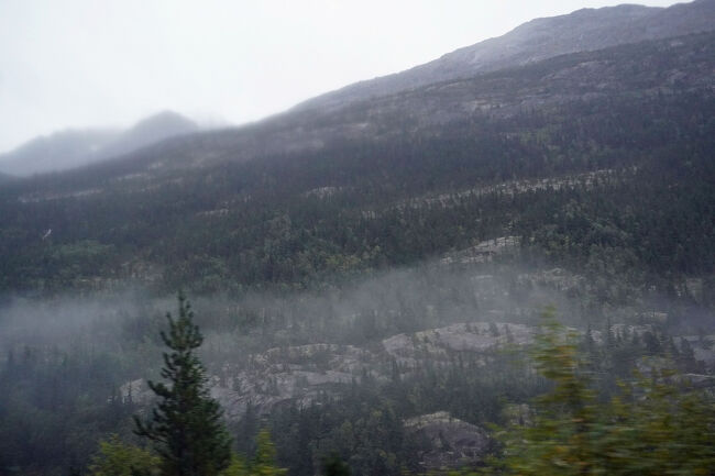 そのルートは1898年のクロンダイク・ゴールドラッシュで探鉱者が通ったルートとやや並行しています。クロンダイク・ハイウェイはアラスカ州内を24キロ蛇行し、コースト山脈のホワイトパスを越えてカナダとアメリカ国境を越えてブリティッシュコロンビア州へ56キロ進み、ユーコン準州のホワイトホース近くのアラスカハイウェイ（Alaska Highway）に到達します。