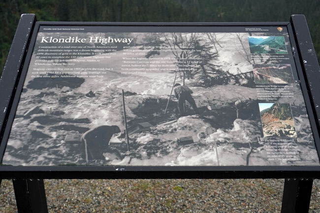 現在はハイウェイを車であっという間に通過できますが、ゴールドラッシュの時代は非常に難易度のあるルートだったようです。このルートは今でも残っていて、この後に乗る列車の車窓から見ることが出来ました。