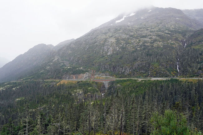 橋を過ぎた先の大きなカーブには展望台があり、バスはここで数分のフォトストップがありました。ここまで走ってきたクロンダイク・ハイウェイ以外に人工的なものは何も見えません。