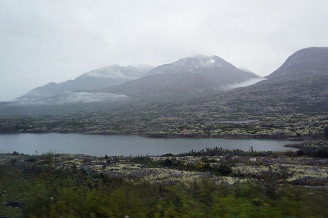 ハイウェイは大地に差し掛かり、細長い湖が見えてくるとすでにカナダへと国境を越えたようです。