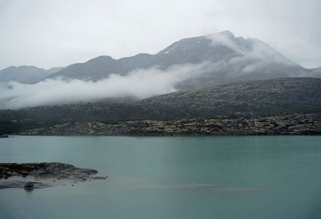 サミット湖（Summit）の水も氷河に由来するのか青白い色をしています。正確な位置は分かりませんが、この辺りにホワイト・パスという峠があるのでしょう。