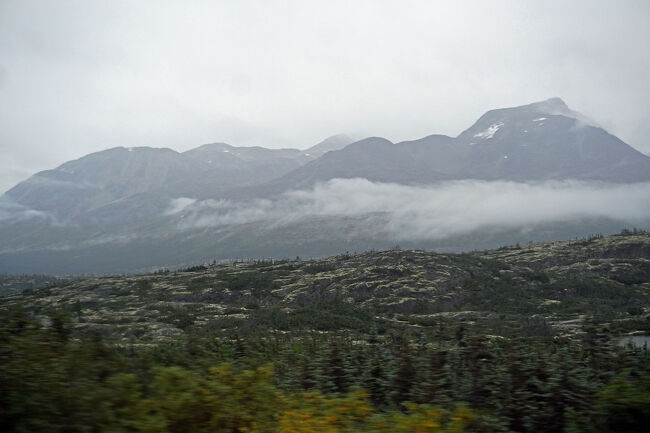 小雨交じりのあいにくの天気でしたが、肝心な風景はしっかりと見えたので良かったです。国境を越えましたが、アメリカを出る際のパスポートチェックなどは無く、「フレイザー」の駅に着く前に係員がバスに乗り込んできて、パスポートチェックがありました。前に座っていた中国系の人たちはきっちりチェックされていましたが、日本のパスポートはにっこり微笑まれて終わりでした。