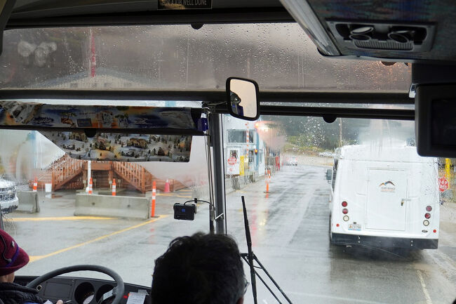 後でHISのオプションツアーに参加された方の話では、港の引き込み線まできた列車に乗り込んで、「フレーザー」までを往復したそうです。列車からは降りられないためにパスポートのチェックは無かったそうです。