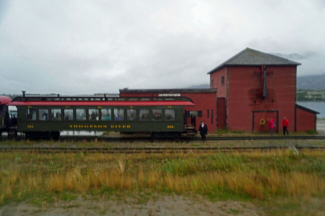 カナダ側の「フレイザー/Fraser」駅には列車の長い編成がすでに停車していました。