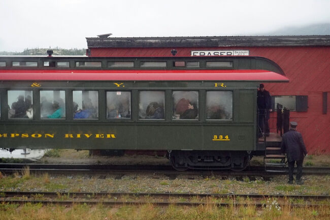 よく見るとたくさんの人がすでに乗っています。この後はここから国境を通過して阿アメリカ合衆国に入り、港のある「スキャグウェイ」に戻ります。