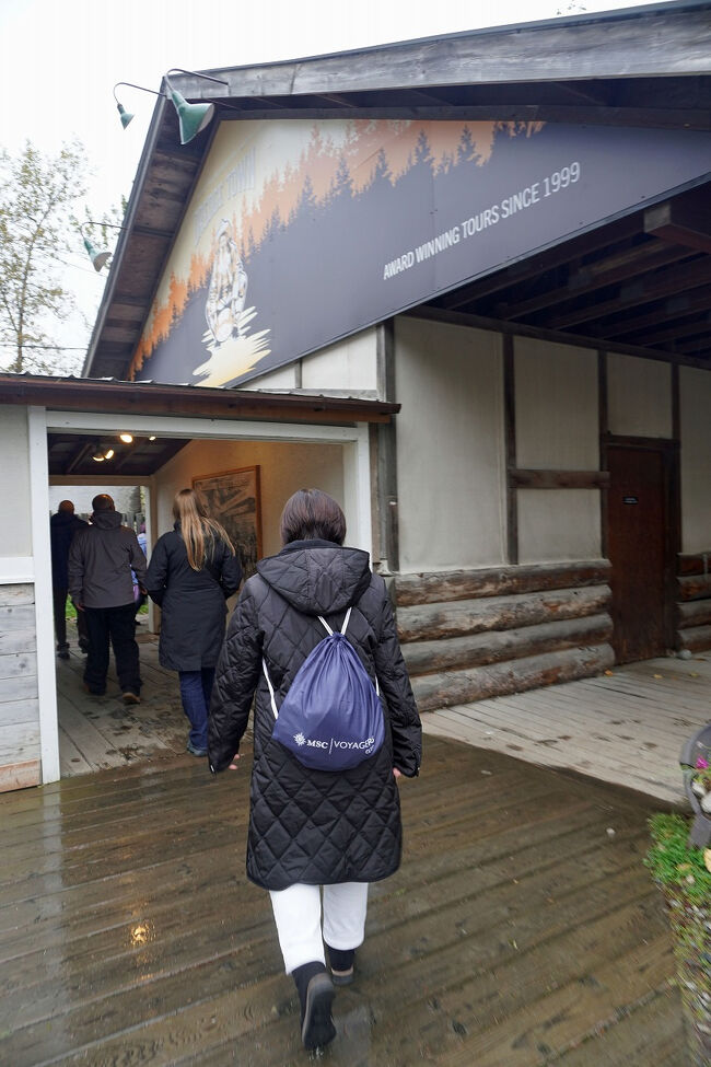 この日のツアーはまだ終わらず、次はこの施設で砂金採りのトレーニングを受けます。