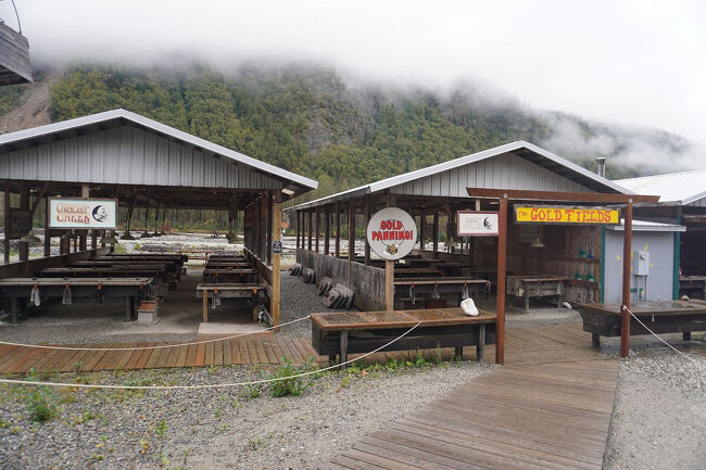 浚渫船はドーソンシティの北にあるクロンダイク金鉱地に停泊していたものらしいのですが、川の底にある砂金を採取するために持ち込まれたものだと思います。