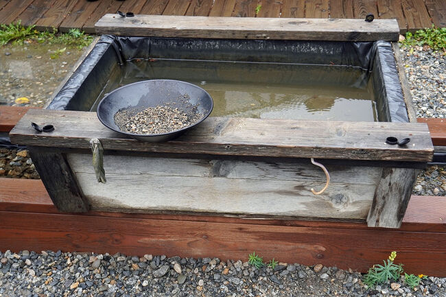 まずは砂金採りの手法を学ばなければなりません。以前に佐渡島へ行った時にもっと真剣に学んでおけばよかったなと思います。