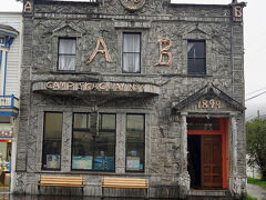 「Arctic Brotherhood Hall」という建物は地元の流木8,000本使った有名な建物です。日本語にすると「北極兄弟会館」でしょうか。