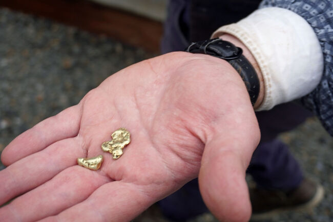 皿についていればこんな金の粒が採れることもあるそうです。これは英語で「天然金塊」という意味のナゲット（Nugget）です。