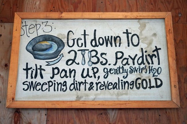 次のステップは砂だけになった皿を水平にローリングさせて細かい砂と金を分けていきます。