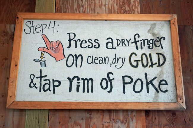 最後に乾いた指で水を切った皿の中にある金の粒を指先に付けて、小さな容器に集めます。