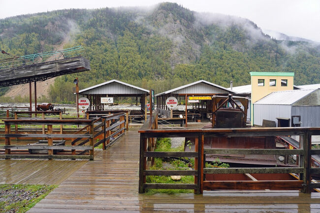 実演が終わった後は後方の川沿いにある施設へ移動します。スキャグウェイ川の岸辺には浚渫船が展示されているのか放置されているのか微妙な姿で置かれていました。