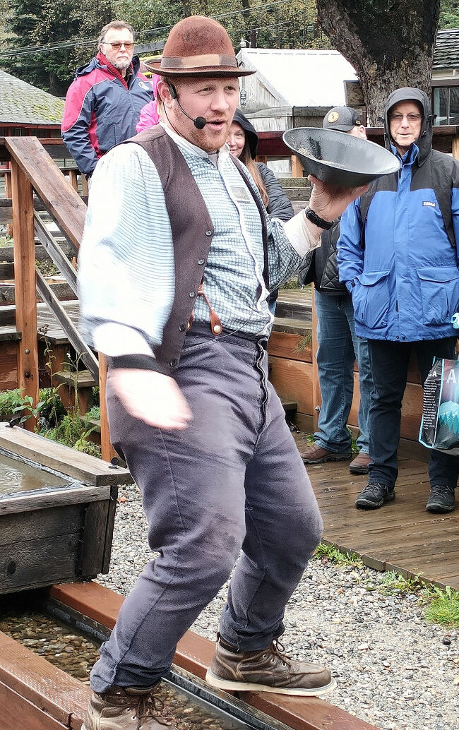 ここではゴールドラッシュの時代の衣装を着た男性が砂金採取の方法を教えてくれます。少し小雨交じりの天気ですが、周りの皆さんの眼差しは真剣です。