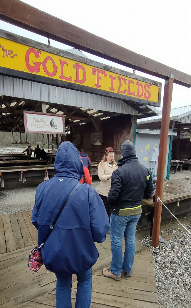 稚拙な手描きの「GOLD FIELDS」の文字が良いですね。ここで砂利の入ったパンニング皿を受け取って奥に進みます。