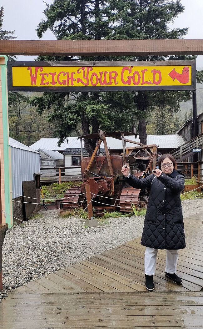 果たして最後には皿の底に8粒ほどの金が残りました。台にはカメラのフィルムケースみたいな黒い容器があり、その中に粒を入れました。妻が一緒に入れてあげると言いましたが、それは親切心だったわけではありませんでした。