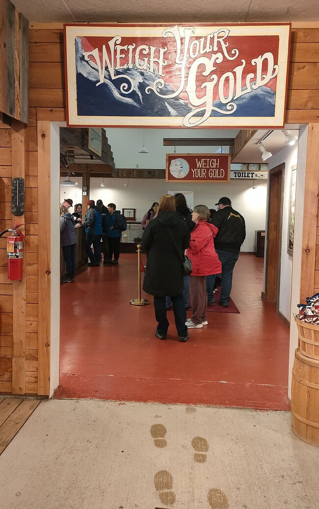 「Assayer’s Office」の中には採取した金の重さを量るカウンターがあります。