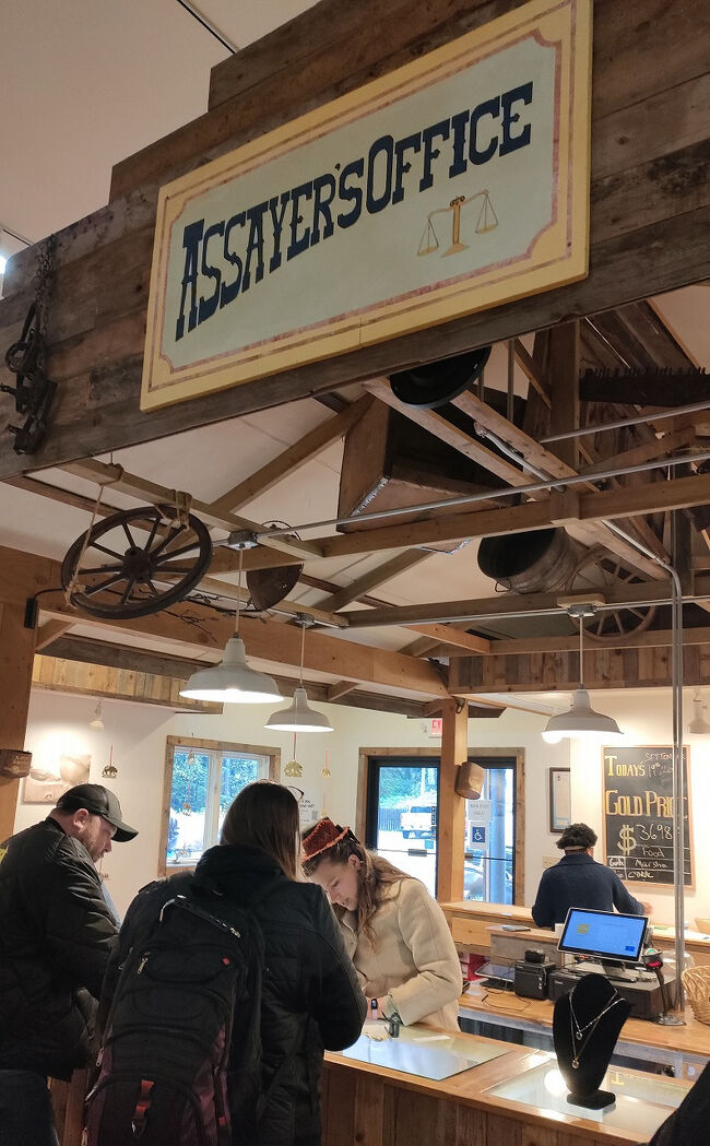 このカウンターで各自の金を計量してもらえます。