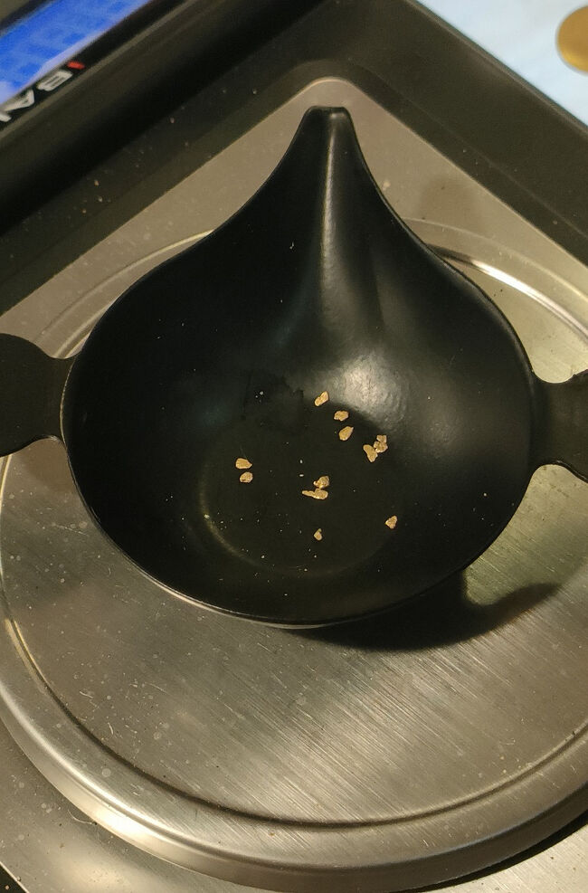 これが2人で採取した金です。自分でも金継ぎをしているので24カラットの金の輝きはよくわかります。そしてこの日のレートで金額も算出してくれます。そしてこれが自分の金を見た最後になりました。