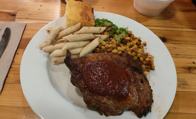 砂金採りの後はBBQのランチになります。レストランにはすでにグリルされたポークやチキンが出来上がっています。