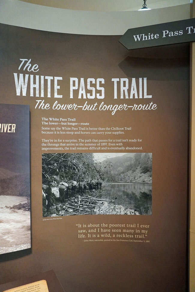 ホワイト・パス・トレイルのルートは散るクート・トレイルに比べると勾配が緩やかだったので馬で資材が運べたようですが、1897年の夏には多くの人々が押し寄せましたが整備はされていなかったようです。