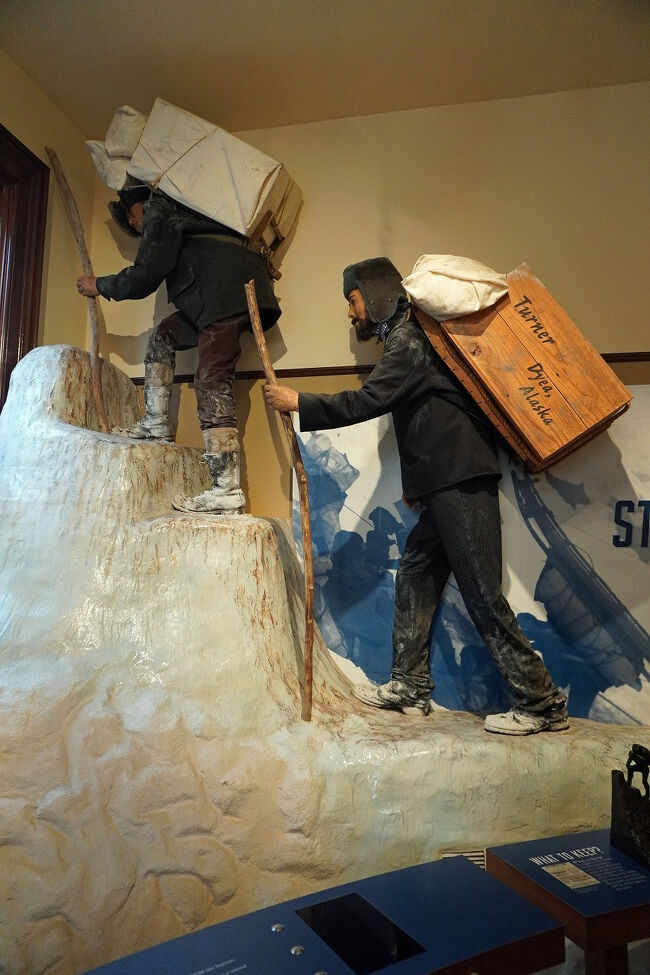 昭和30年代から40年代でもスキーの道具は夏場の登山の延長のようなもので、ウールの長ズボンの下には股引を履き、ウールの靴下にスキーブーツは革の編み上げでした。手袋もウールのミトンやペラペラの革製にものでした。その当時の寒さをこの人形を見ていたら思い出しました。