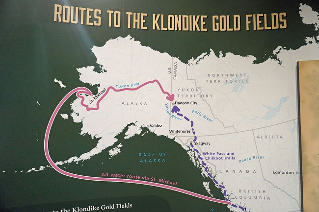 クロンダイク・ゴールドラッシュ（Klondike Gold Rush）はカナダ・ユーコン準州クロンダイク地方で1896年から1899年に起きたゴールドラッシュで、1896年8月にクロンダイク地方で金鉱が発見されたニュースがアメリカ合衆国のシアトルやサンフランシスコに伝わると、一攫千金を狙う人々が大挙し殺到しました。ゴールドラッシュで出来た町ドーソン・シティーは一時人口が3万人以上にまで膨れ上がりました。