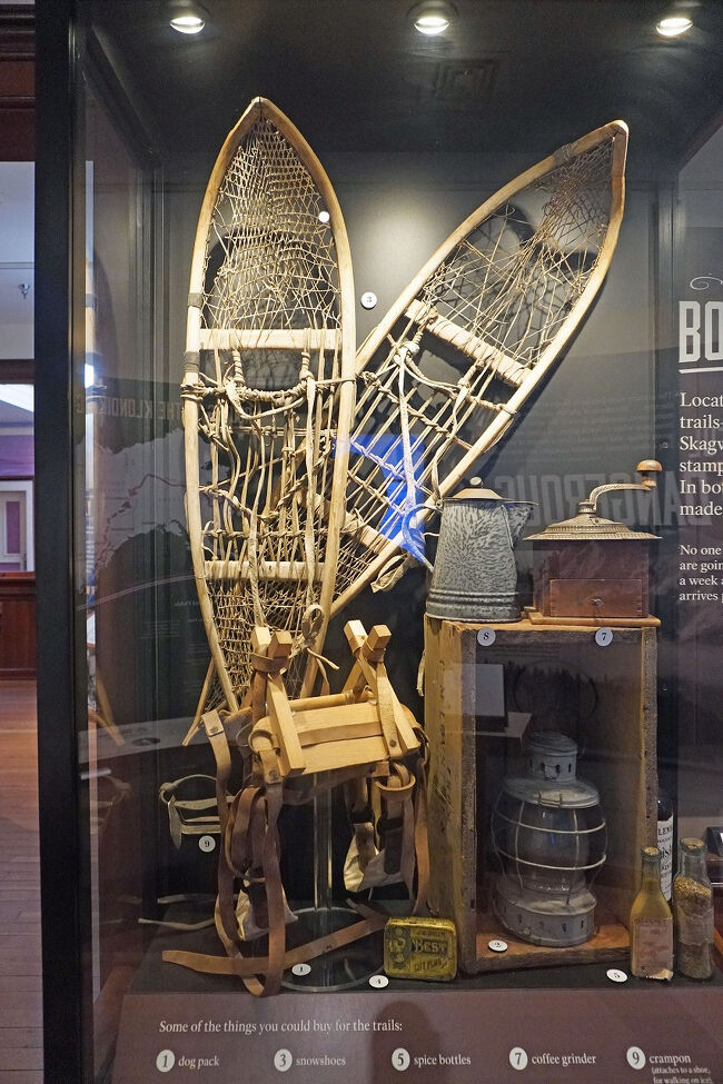 雪の上を歩くカンジキも大きなものだったのだと分かります。ジャック・ロンドンの「野生の叫び」の時代がリアルに感じられてきます。