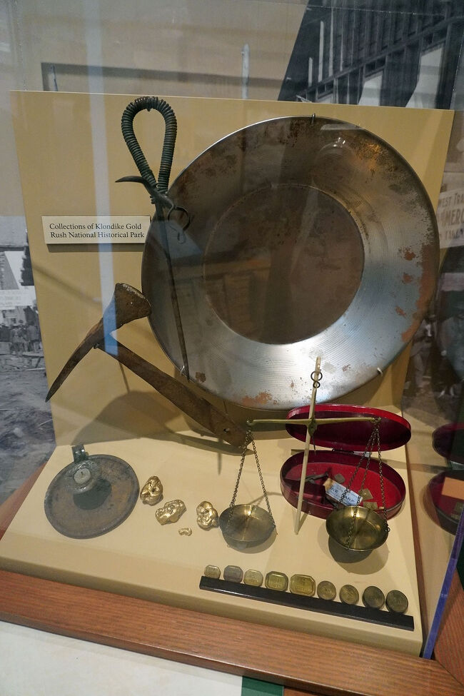 明治31年の1898年６月にかねてから枝幸地方のオホーツク沿岸で産出される砂金のルーツを求めて幌別原野に入った枝幸村の住人の堀川泰宗が幌別川の支流、パンケナイ川（現歌登町）の山中で豊富な砂金を発見しました。たまたま発見の時期がクロンダイクのゴールド・ラッシュと重なったことから頓別村のあった枝幸地方は「東洋のクロンダイク」と呼ばれ、全国から茂金を求める人間が殺到することになりました。