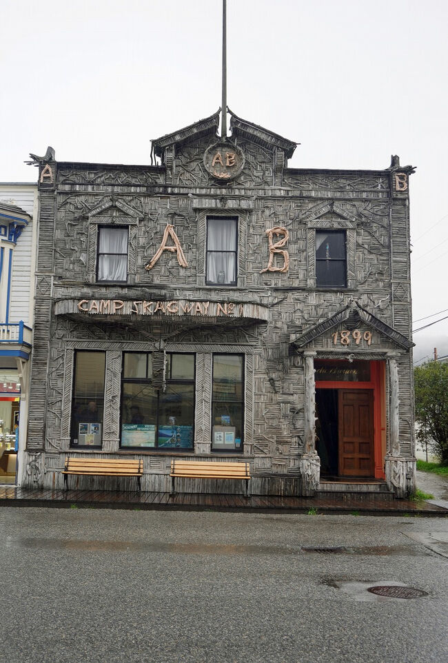 「Arctic Brotherhood Hall」という建物は地元の流木8,000本使った有名な建物です。日本語にすると「北極兄弟会館」でしょうか。